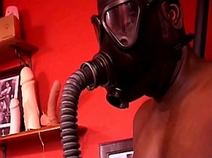Breathplay en latex gasmasker training door godin